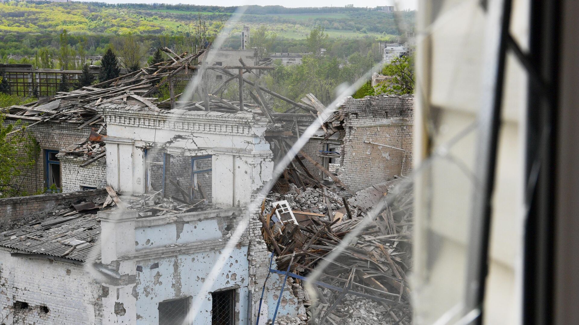 Разрушенные здания в промышленной зоне города Рубежное - РИА Новости, 1920, 12.05.2022