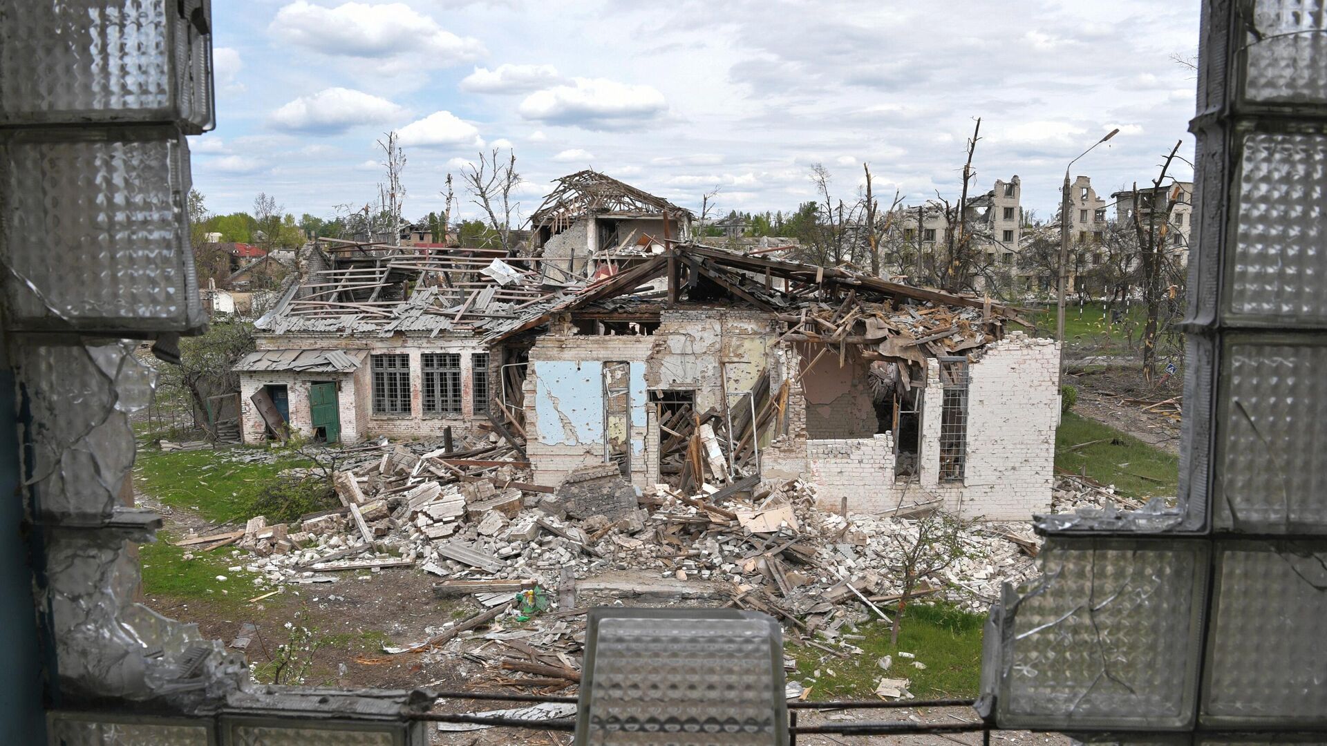Разрушенные здания в промышленной зоне города Рубежное - РИА Новости, 1920, 03.05.2022