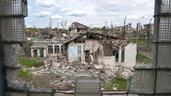Разрушенные здания в промышленной зоне города Рубежное