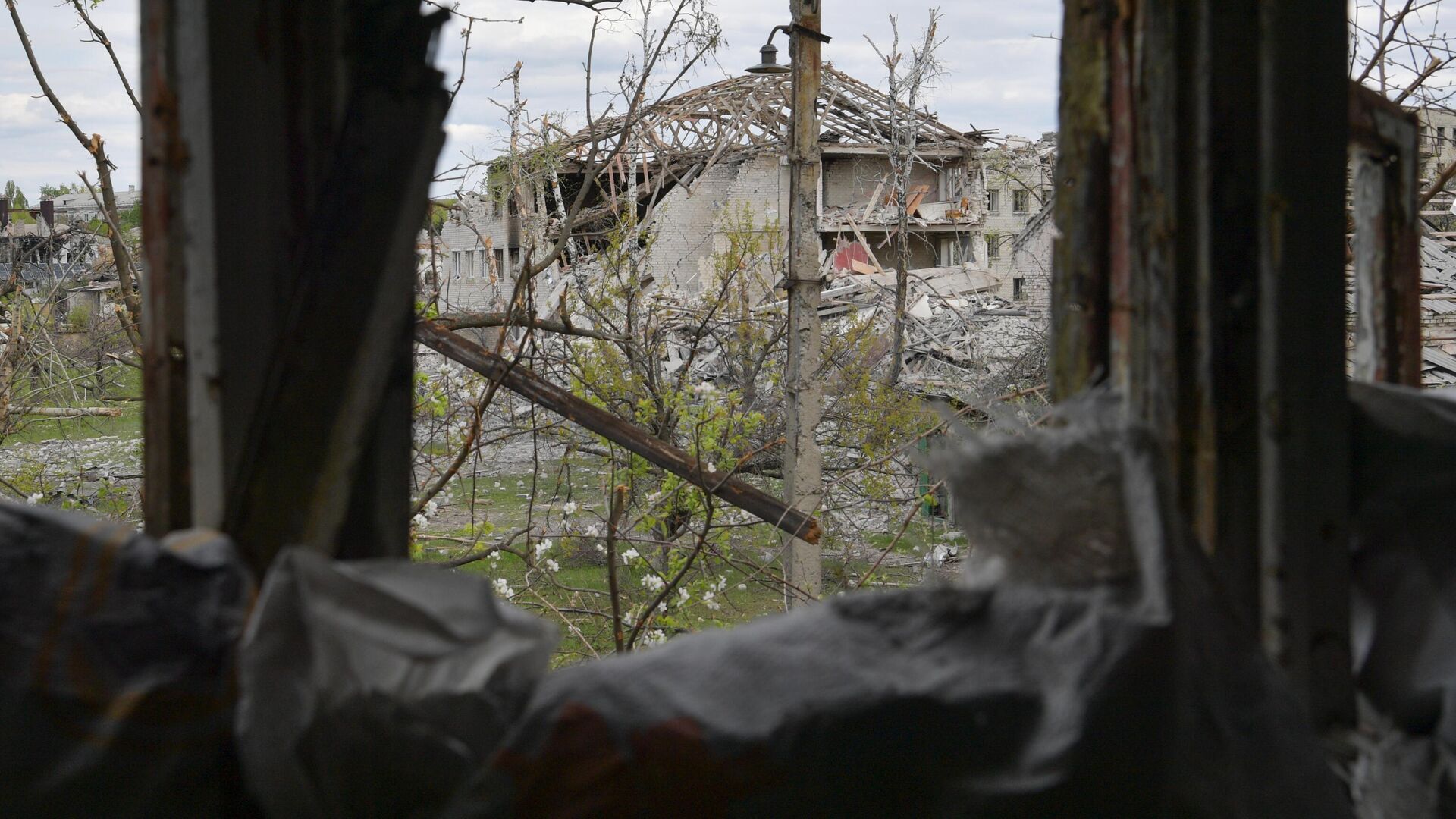 Разрушенные здания в промышленной зоне города Рубежное - РИА Новости, 1920, 11.05.2022