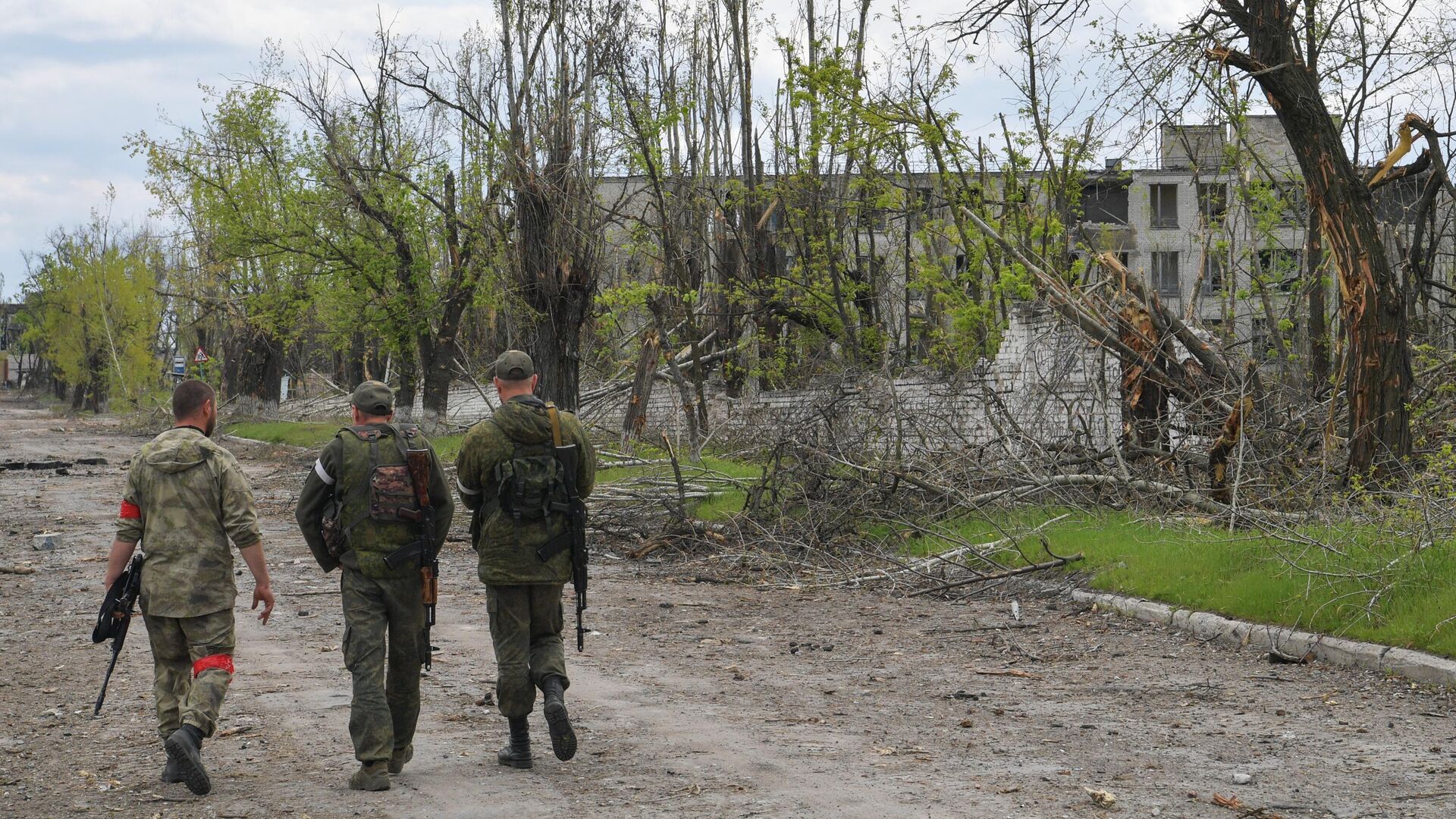 Военнослужащие на территории промышленной зоны города Рубежное - РИА Новости, 1920, 12.05.2022