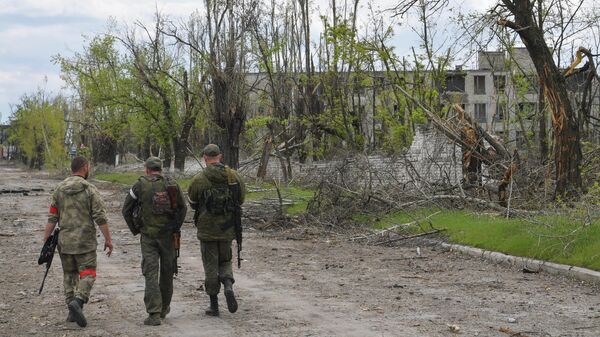 Военнослужащие на территории промышленной зоны города Рубежное