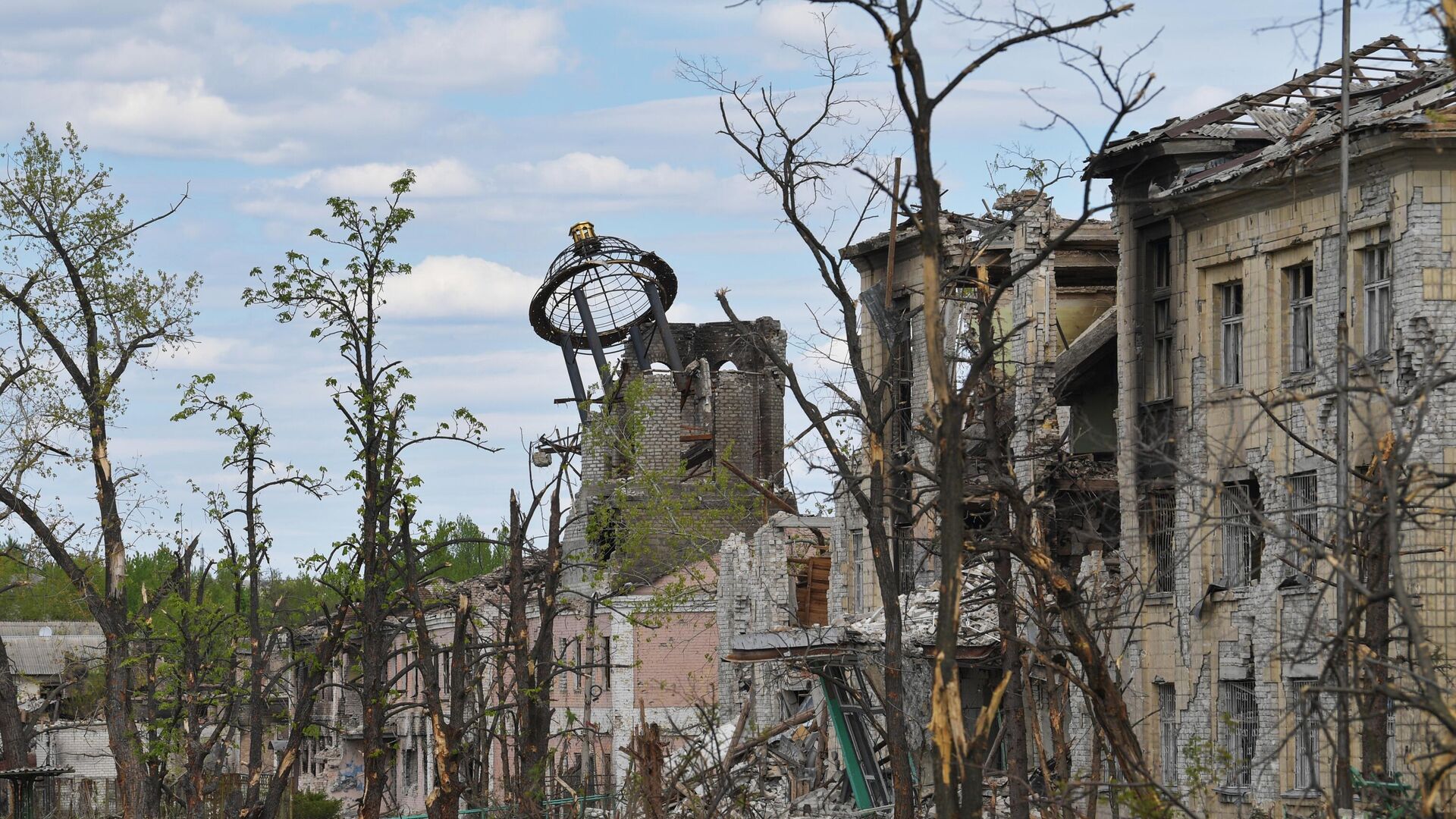 Разрушенные здания в промышленной зоне города Рубежное - РИА Новости, 1920, 02.05.2022