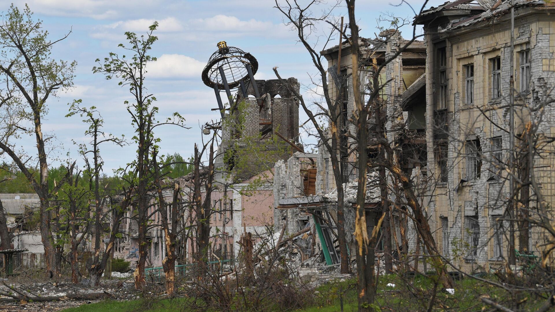 Разрушенные здания в промышленной зоне города Рубежное - РИА Новости, 1920, 02.05.2022