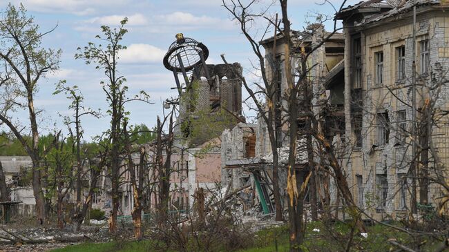 Разрушенные здания в промышленной зоне города Рубежное