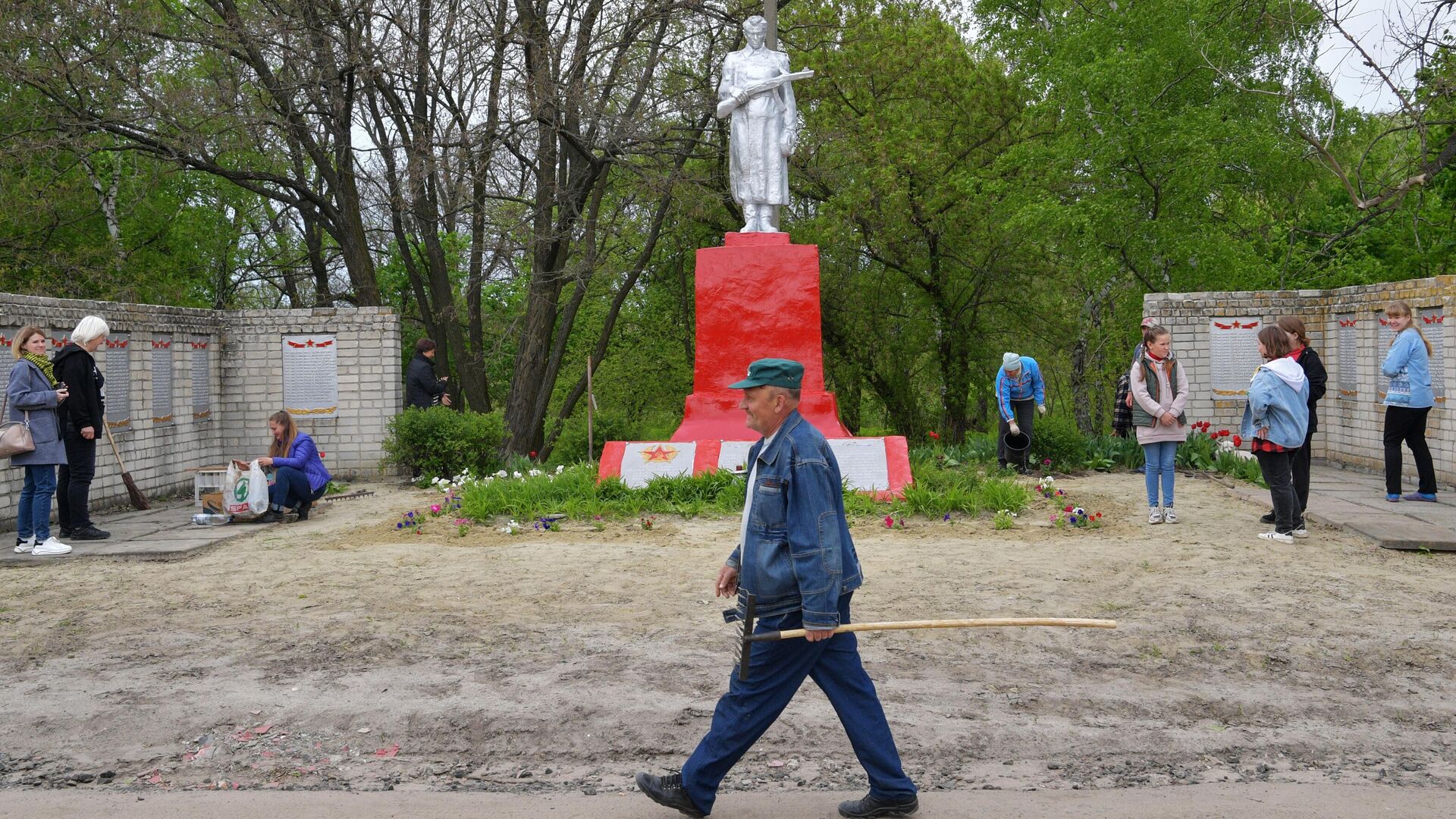 Жители села Гречишкино в ЛНР проводят восстановительные работы на братских могилах советских воинов, погибших в Великую Отечественную Войну - РИА Новости, 1920, 30.04.2022