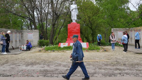 Жители села Гречишкино в ЛНР проводят восстановительные работы на братских могилах советских воинов, погибших в Великую Отечественную Войну