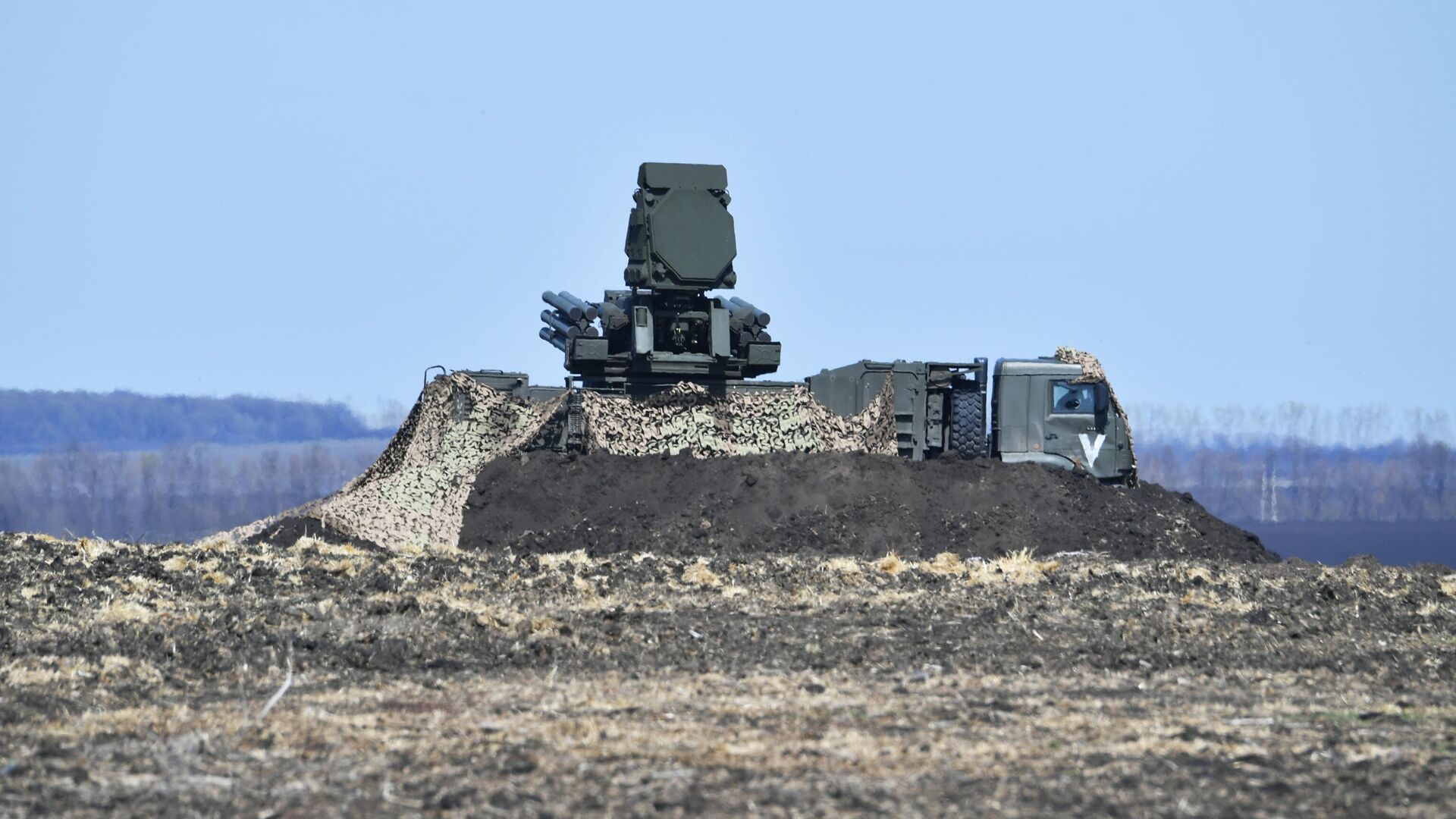 Зенитный ракетно-пушечный комплекс (ЗРПК) Панцирь-С1 на полевом аэродроме ВКС России - РИА Новости, 1920, 25.11.2022