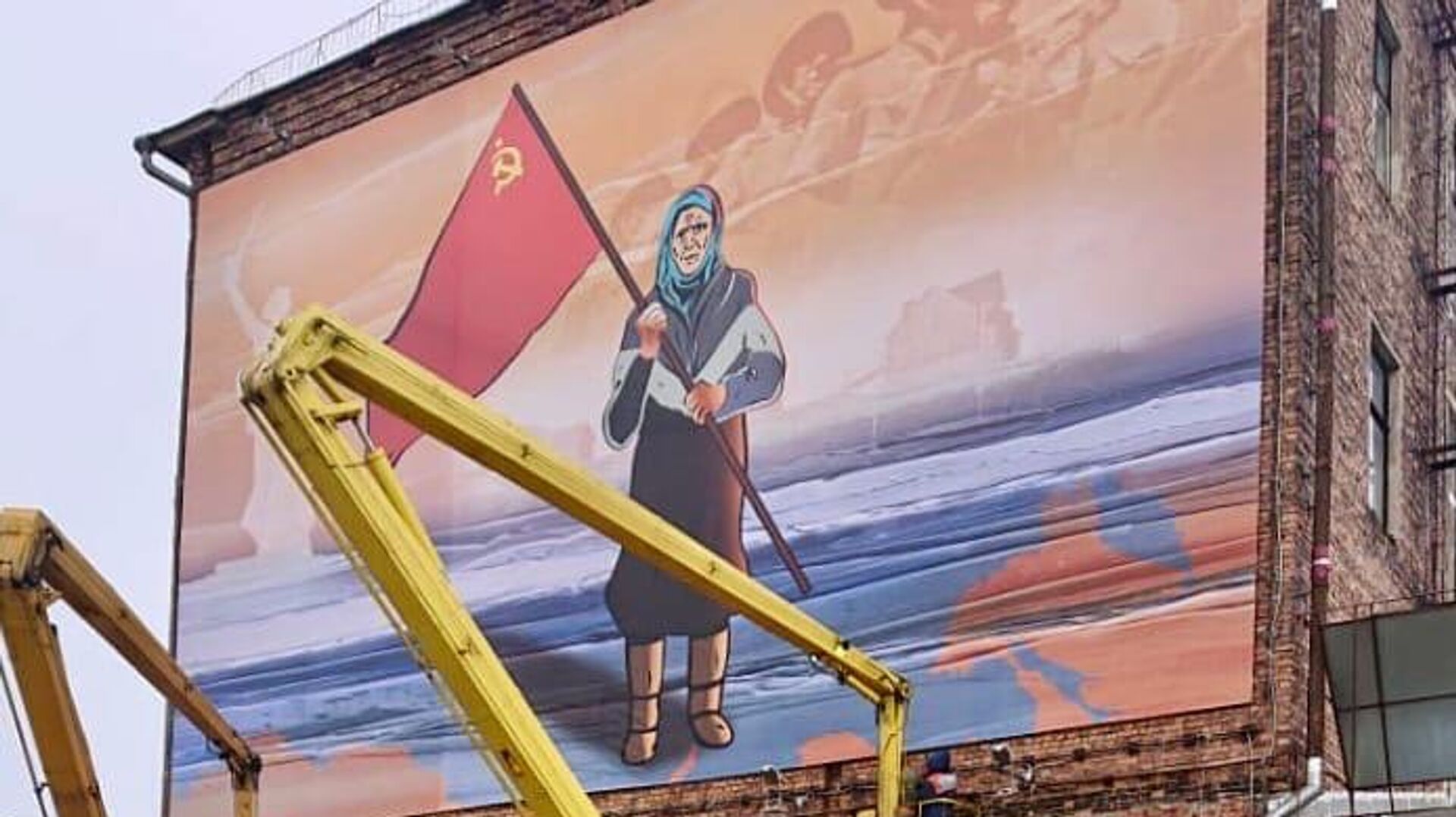 Баннер с изображением украинской бабушки, которая вышла с советским флагом к украинским военным и отказалась обменять знамя на продукты, в Петрозаводске - РИА Новости, 1920, 30.04.2022