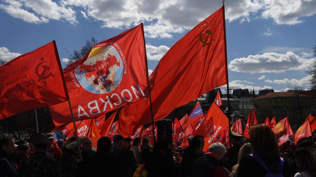 Сторонники КПРФ на митинге