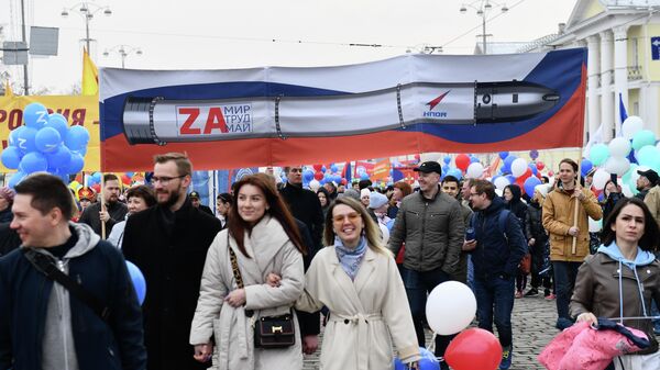 Участники шествия на проспекте Ленина в Екатеринбурге, посвященного празднику Весны и Труда
