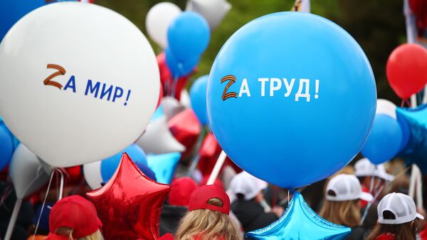 Воздушные шарики с надписями За мир!, За труд! участников первомайской демонстрации в Волгограде