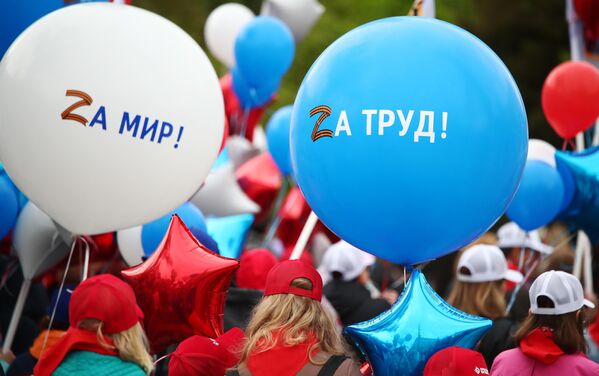 Воздушные шарики с надписями За мир!, За труд! участников первомайской демонстрации в Волгограде