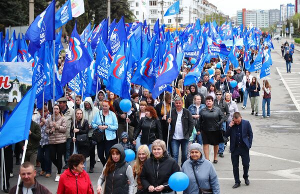 Сторонники партии Единая Россия участвуют в первомайской демонстрации в Волгограде