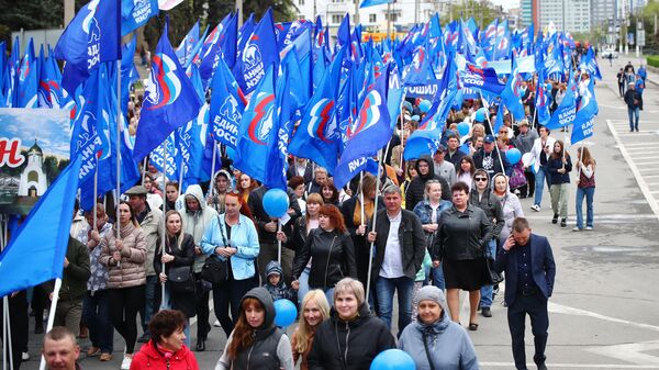 Сторонники партии Единая Россия участвуют в первомайской демонстрации в Волгограде
