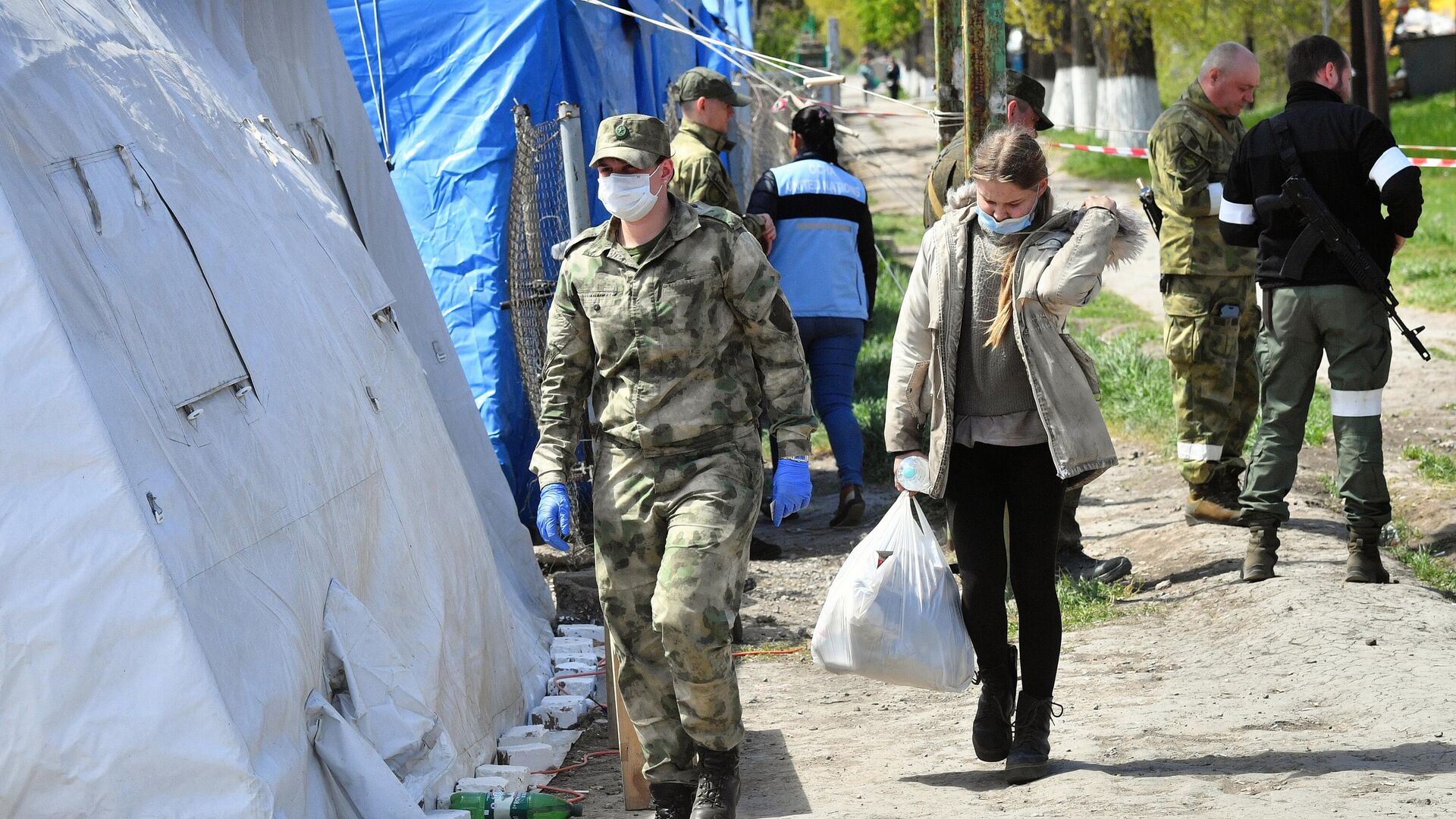 Эвакуированные из района Азовстали мирные жители в селе Безыменное  - РИА Новости, 1920, 01.05.2022