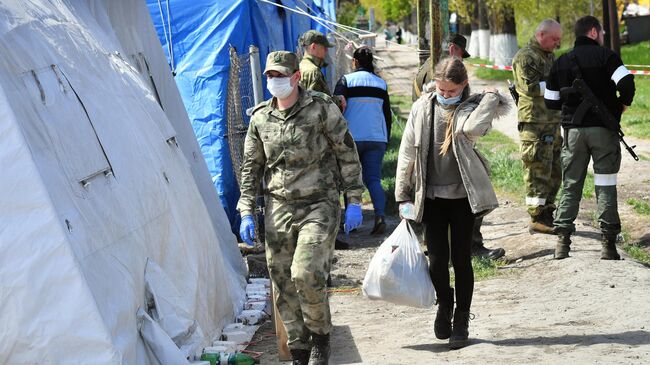 Эвакуированные из района Азовстали мирные жители в селе Безыменное 