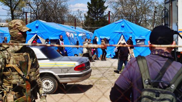 Мирные жители из района Азовстали в специальном пункте по оказанию помощи эвакуированному населению в селе Безыменное
