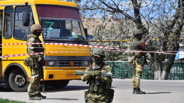 Военнослужащие возле автобуса с мирными жителями из района Азовстали в селе Безыменное 