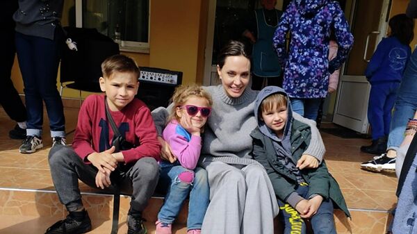 Американская актриса Анджелина Джоли во время поездки в город Львов, Украина