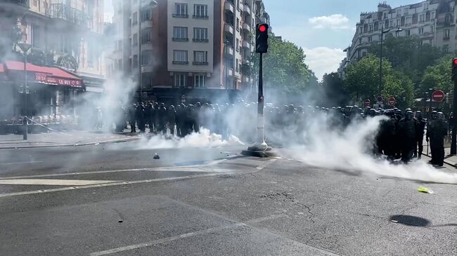 Разгон радикалов на первомайской акции в Париже