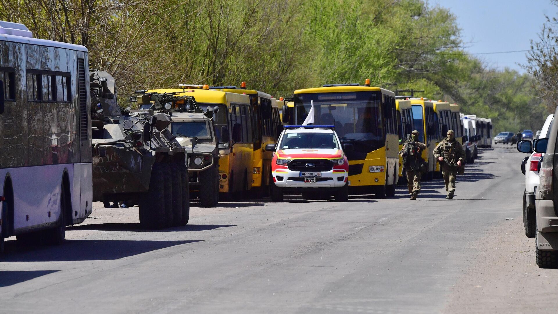 Автобусы, на которых мирные жители из района Азовстали прибыли в специальный пункт по оказанию помощи эвакуированному населению - РИА Новости, 1920, 01.05.2022