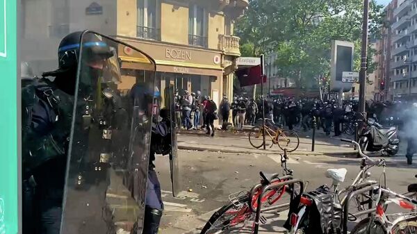 Кадры столкновения полиции и радикалов в Париже