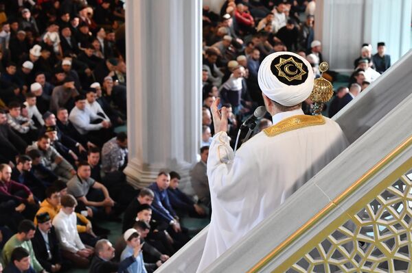 Председатель Совета муфтиев России шейх Равиль Гайнутдин на богослужении в день праздника Ураза-байрам в Московской соборной мечети