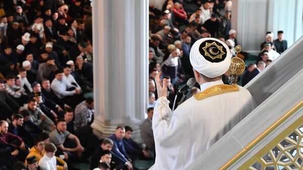Председатель Совета муфтиев России шейх Равиль Гайнутдин на богослужении в день праздника Ураза-байрам в Московской соборной мечети