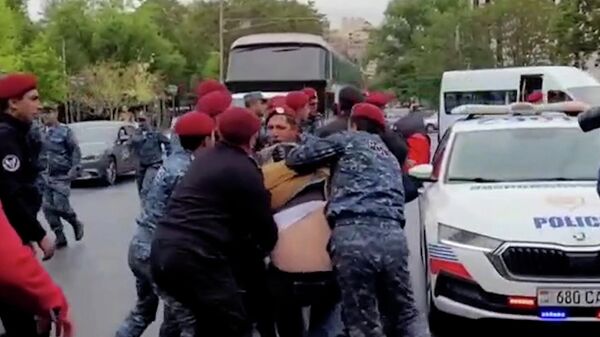 Задержание участников акции протеста оппозиции в Ереване