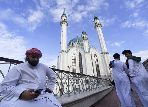 Верующие возле мечети Кул Шариф в Казани в день праздника Ураза-байрам
