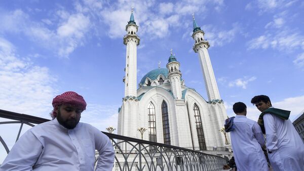 Верующие возле мечети Кул Шариф в Казани в день праздника Ураза-байрам