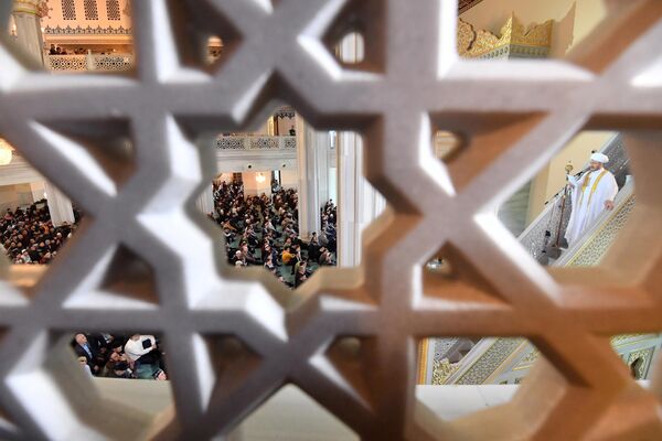  Верующие на богослужении в день праздника Ураза-байрам в Московской соборной мечети
