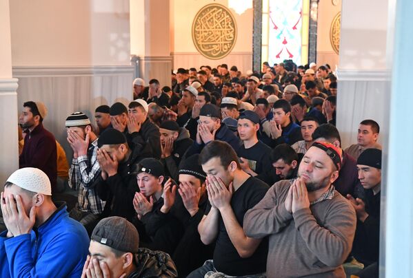 Верующие на богослужении в день праздника Ураза-байрам в Московской соборной мечети