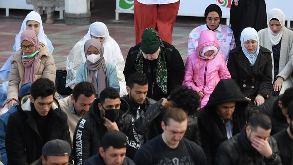 Верующие молятся на площади возле мечети Кул Шариф в Казани в день праздника Ураза-байрам