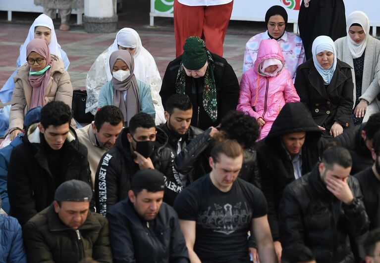 Верующие молятся на площади возле мечети Кул Шариф в Казани в день праздника Ураза-байрам