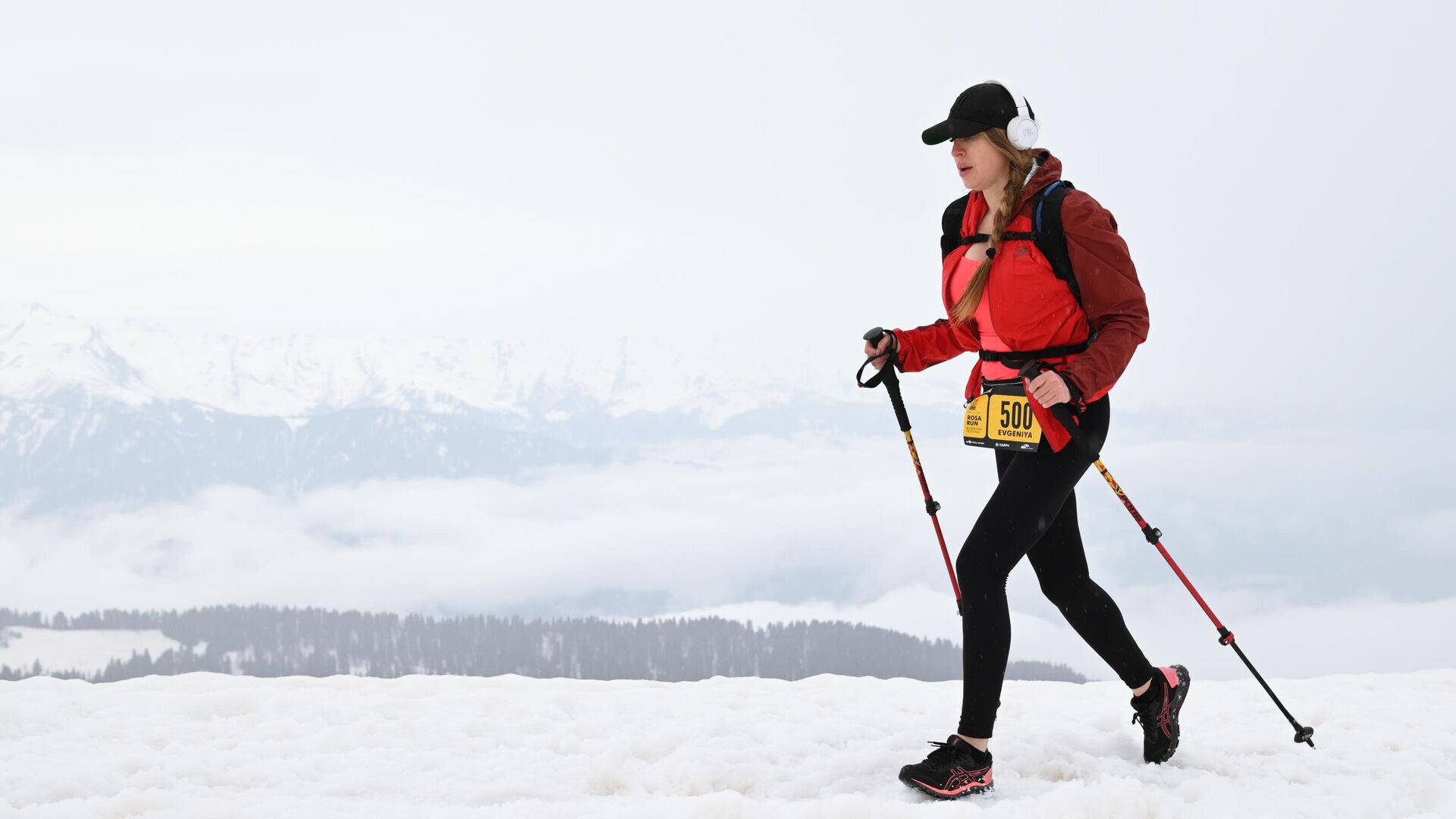 Спортсмен на дистанции гонки Rosa Peak, вертикальный километр на фестивале бега Rosa Run на горном курорте Роза Хутор в Сочи - РИА Новости, 1920, 02.05.2022