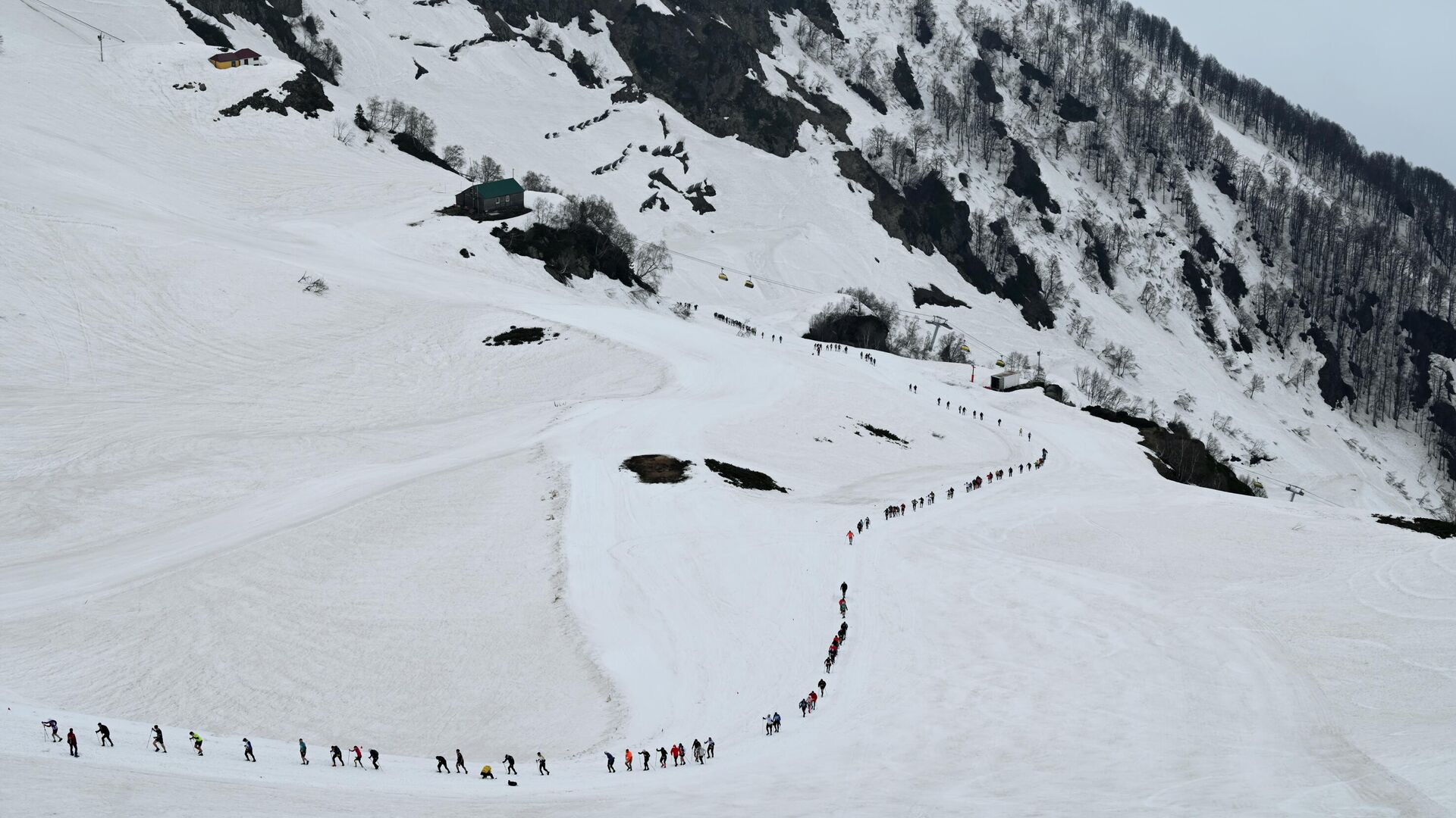 Спортсмены на дистанции гонки Rosa Peak, вертикальный километр на фестивале бега Rosa Run на горном курорте Роза Хутор в Сочи - РИА Новости, 1920, 20.02.2023