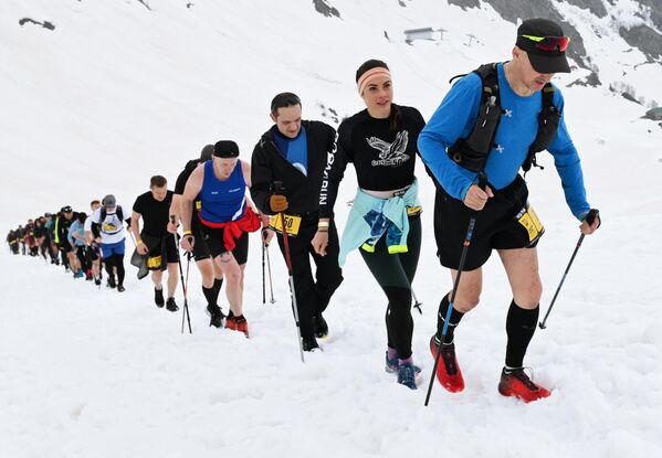 Спортсмены на дистанции гонки Rosa Peak, вертикальный километр на фестивале бега Rosa Run на горном курорте Роза Хутор в Сочи