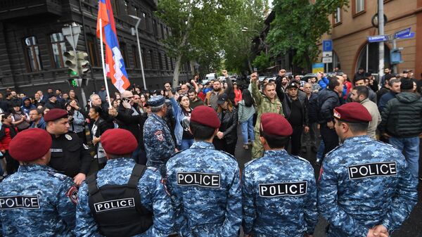 Сотрудники правоохранительных органов на объединенном митинге оппозиции в Ереване