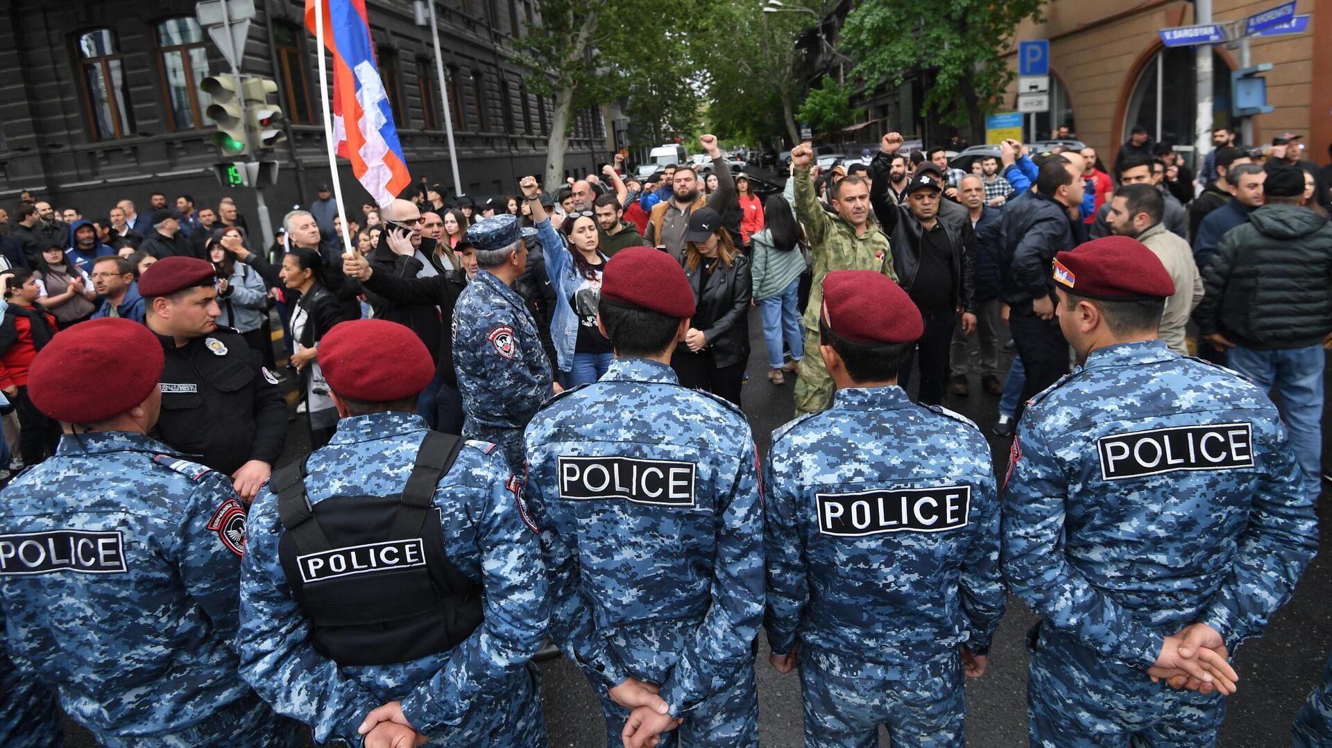 Сотрудники правоохранительных органов на объединенном митинге оппозиции в Ереване - РИА Новости, 1920, 02.05.2022