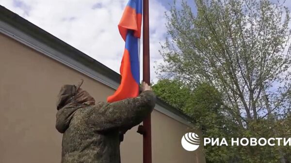 Российский флаг подняли в подконтрольном российским вооруженным силам поселке Чернобаевка