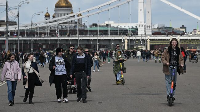 Горожане у Парка Горького в Москве