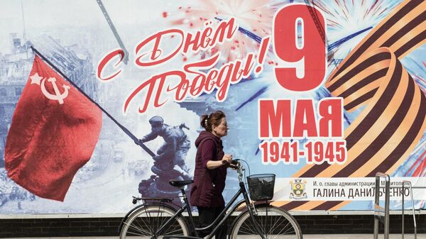 Женщина с велосипедом на улице в Мелитополе
