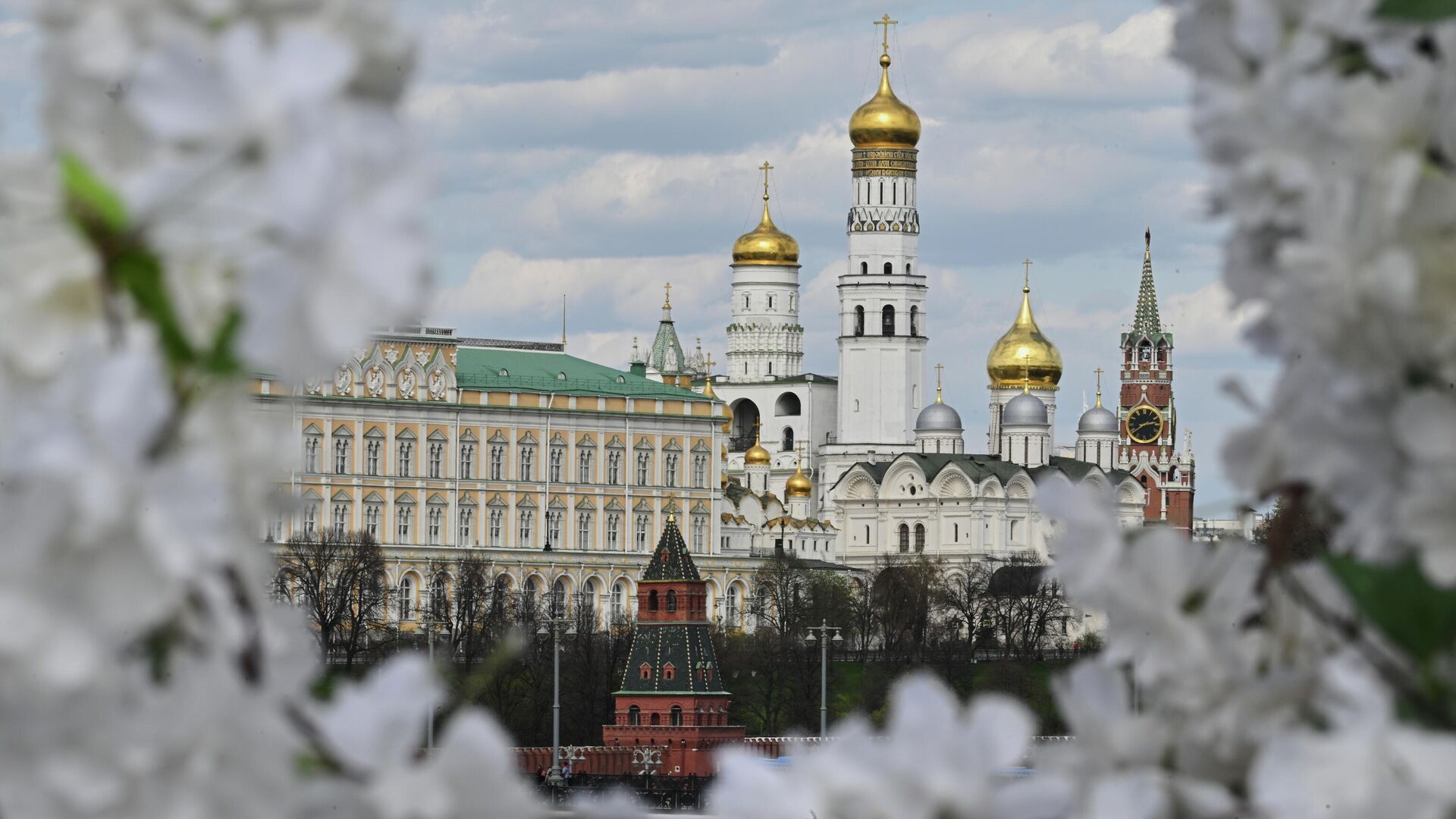Вид на Большой Кремлевский дворец и Соборную площадь в Москве - РИА Новости, 1920, 05.07.2022