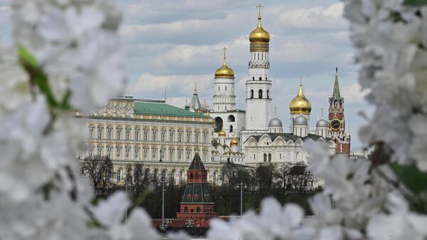 Вид на Большой Кремлевский дворец и Соборную площадь в Москве