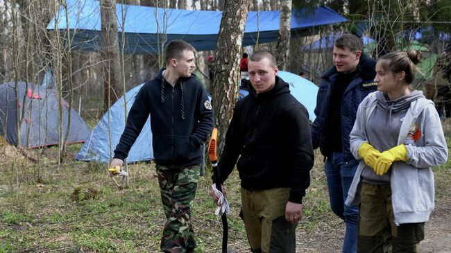 Подмосковные поисковики на месте захоронения пациентов областной психиатрической больницы, замученных фашистами в 1941 году, в селе Микулино