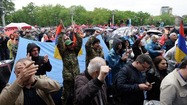 Участники митинга оппозиции на площади Франции в Ереване, 2 мая 2022