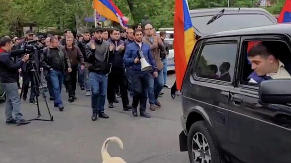 Участники акции протеста перекрывают улицы Еревана