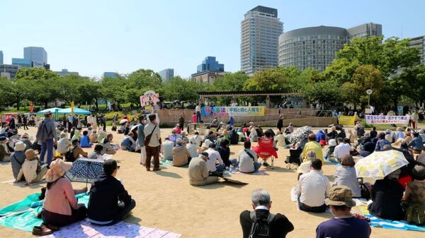 Митинг в поддержку статьи конституции, согласно которой Япония отказывается от обладания армией и участия в войнах, проходит в центре Осаки